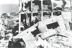 写真：ビルの崩壊