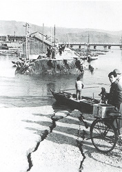 写真：揺れによる堤防の決壊