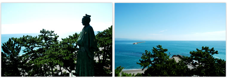 竜馬像と龍馬像から見える桂浜　写真